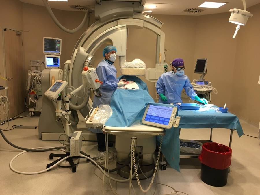 Anjiyografi işlemi sırasında görüntüleme odası